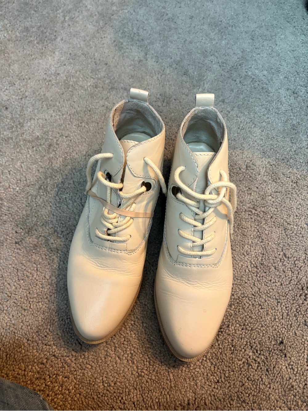 ellemenno Cream Leather Chukka Boots - Lace-Up Ankle